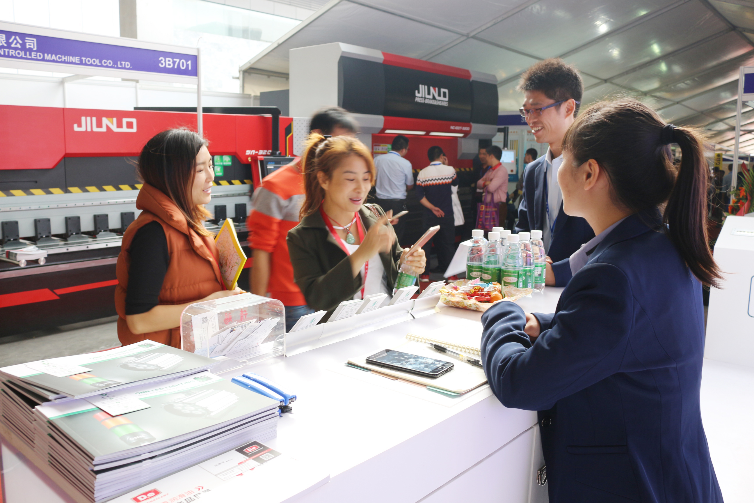 服務客戶 服務客戶